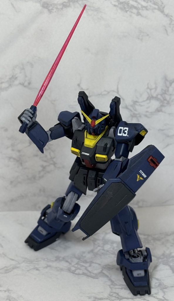 たまにはビームサーベル。刀身がクリアパーツではないので、シルバーを下地に蛍光ピンクで塗装し、光沢のトップコート