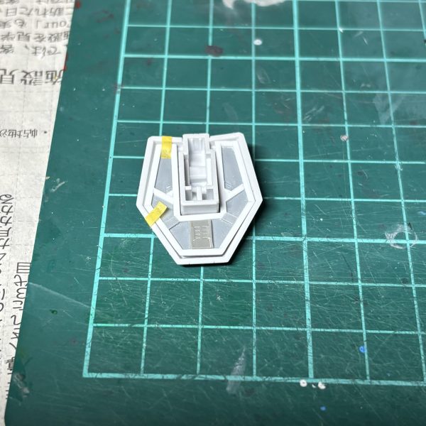 HGCEマイティーストライクフリーダムをMGEX風に徹底改修中です。基本工作がほぼ完了、サフチェック前の投稿です。腰のアーマー裏側はプラ板でディテール追加。MGEX版ストライクフリーダムを参考に外装の各所を切り欠いた後、金色の内部フレームがチラ見えするアプローチしています。（3枚目）