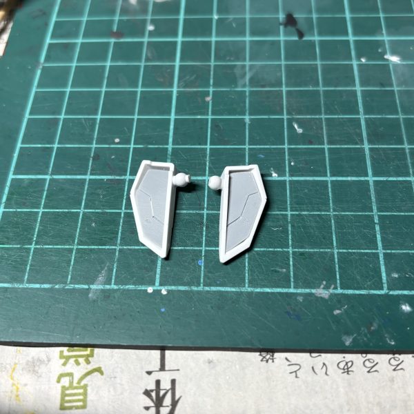 HGCEマイティーストライクフリーダムをMGEX風に徹底改修中です。基本工作がほぼ完了、サフチェック前の投稿です。腰のアーマー裏側はプラ板でディテール追加。MGEX版ストライクフリーダムを参考に外装の各所を切り欠いた後、金色の内部フレームがチラ見えするアプローチしています。（2枚目）