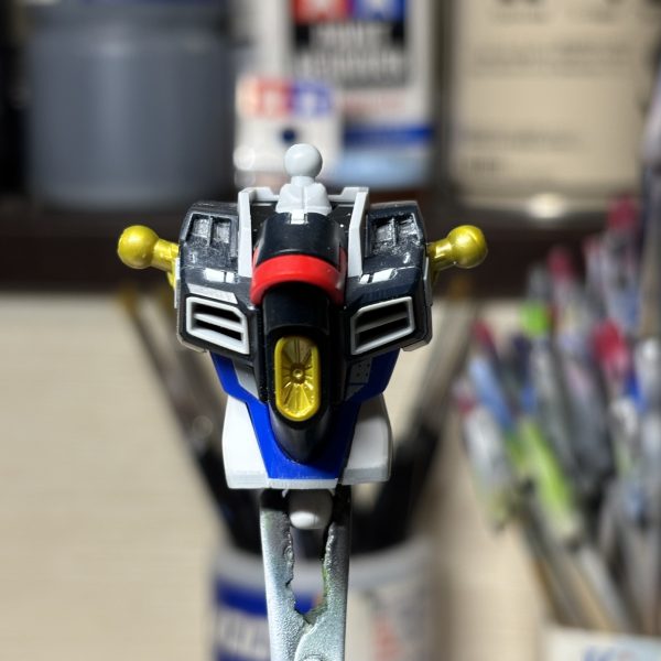 HGCEマイティーストライクフリーダムをMGEX風に徹底改修中です。基本工作がほぼ完了、サフチェック前の投稿です。腰のアーマー裏側はプラ板でディテール追加。MGEX版ストライクフリーダムを参考に外装の各所を切り欠いた後、金色の内部フレームがチラ見えするアプローチしています。（4枚目）