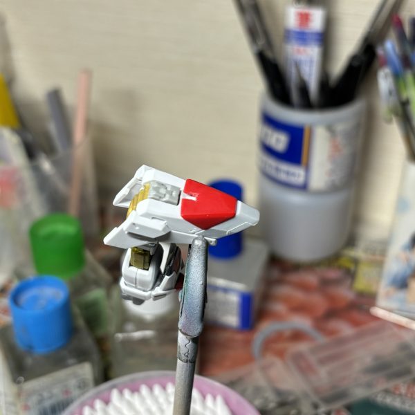 HGCEマイティーストライクフリーダムをMGEX風に徹底改修中です。基本工作がほぼ完了、サフチェック前の投稿です。腰のアーマー裏側はプラ板でディテール追加。MGEX版ストライクフリーダムを参考に外装の各所を切り欠いた後、金色の内部フレームがチラ見えするアプローチしています。（5枚目）