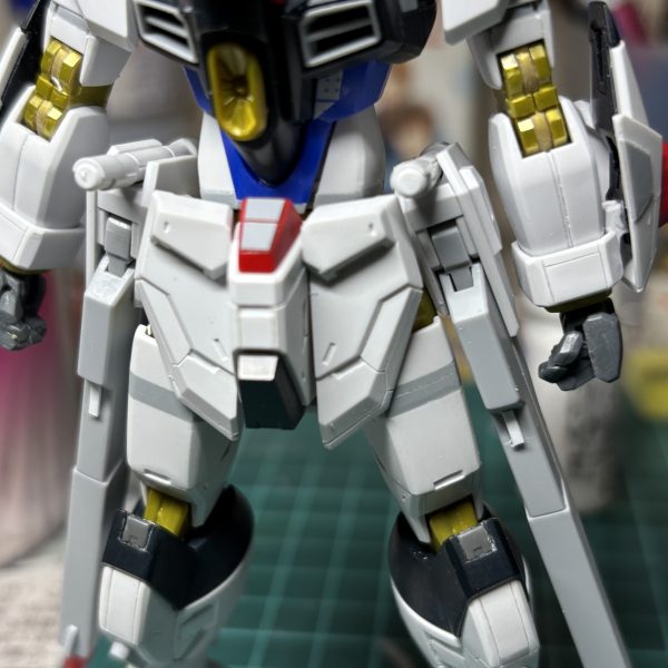 HGCEマイティーストライクフリーダムをMGEX風に徹底改修中です。基本工作がほぼ完了、サフチェック前の投稿です。腰のアーマー裏側はプラ板でディテール追加。MGEX版ストライクフリーダムを参考に外装の各所を切り欠いた後、金色の内部フレームがチラ見えするアプローチしています。（6枚目）