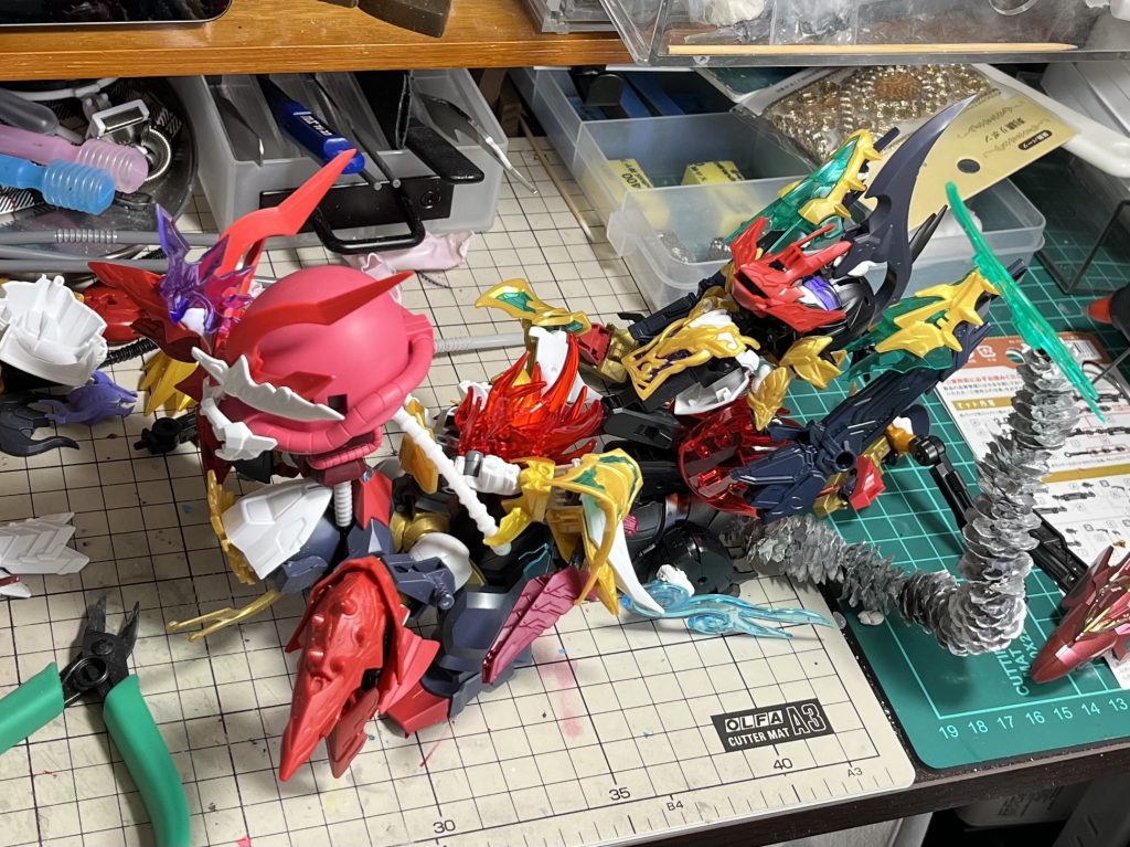 木材、シリコン、電線、ストロー色々混ぜましたが、接着がまぁ大変でしたおかげでだいぶ勉強にはなりました瞬着もボンドもくっつきません