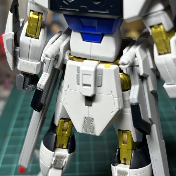 HGCEマイティーストライクフリーダムをMGEX風に徹底改修中です。基本工作がほぼ完了、サフチェック前の投稿です。腰のアーマー裏側はプラ板でディテール追加。MGEX版ストライクフリーダムを参考に外装の各所を切り欠いた後、金色の内部フレームがチラ見えするアプローチしています。（7枚目）