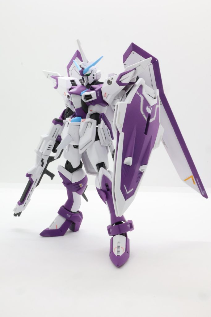 前面全体スタイリッシュな機体なので白が似合いそうと思ったら、想像以上にいい感じになり、調色した紫色がバッチリ合いました!肩とシールドのシンボルマークは「コンパス」をもってないので、水星の魔女のアースハウスです。
