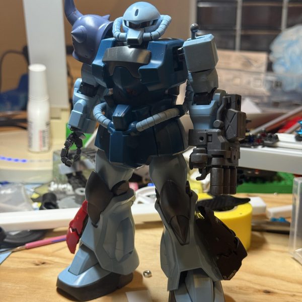 皆さま、、ご無沙汰致しております٩( 'ω' )و色々止まっていた模活、、紅白コンを呼び水に再会しようと企んでいたのですが、、首のヘルニアに加え年末に突然足が上がらなくなり、、診断の結果、坐骨神経痛と、突然きたので、、「今ならまだ治るか！？」一縷の望みをかけ、腕は良いけど口の悪い接骨院に行ったところ、、その日のうちに歩けるようになったんですよねぇ、、、、中々やるなっオッサン、、あらためて、「健康あっての長生きだなぁ」と実感致しております。。苦笑&nbsp;というわけで、今年も宜しくお願い致します。作りかけ、頭に斧が刺さってるギャンと、、やり残してる宿題の一部◎ちょっと速く動けるグフ◎人生初のフィギュア、長谷川京子（仮名）◎陸戦型ガンダムと、狙撃手◎1/100でシュツルム◎少し速く動けるドム&nbsp;あと、、、、どれも甘噛み　　🤣（2枚目）