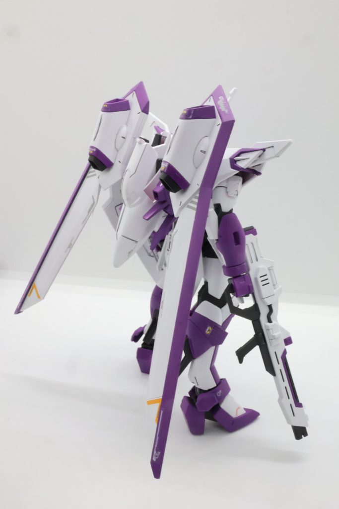 背面全体スジボリができれば良かったのですが、デカールでそれっぽく誤魔化してます。