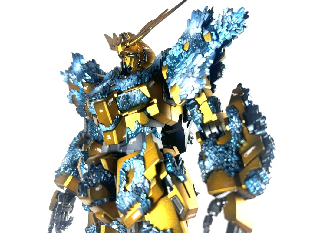 結晶部は薄くブルーを吹き付けたキャンディ塗装🍭下地のシルバーから陰影を意識してグラデーション塗装し、明るい部分には仕上げにパールホワイトを塗布発光表現は難しい‼️笑