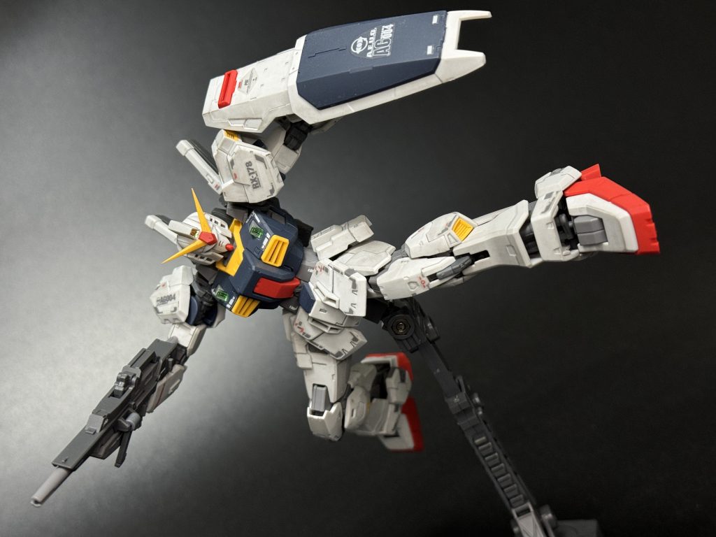 劇場版以降、決め技となった蹴り。ゲームなどでもよく使われてますね。ムーバブルフレームの柔軟な可動を表現してるのでしょか。