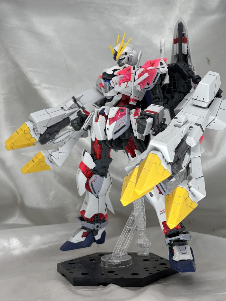 腕への接続は従来付属しているシールドマウントパーツを使っています。このキットは一体買うと両腕分リールドマウントがあるんで、二体買えば二個余るわけで使用可能です。当然腕だけで支えられる武器じゃないので背面からサブアームを伸ばして補助しています。