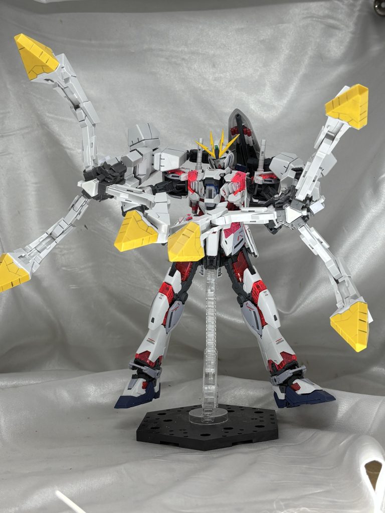 両腕展開するとこうなります。かなり無茶していますがさすがのMG、保持できます。