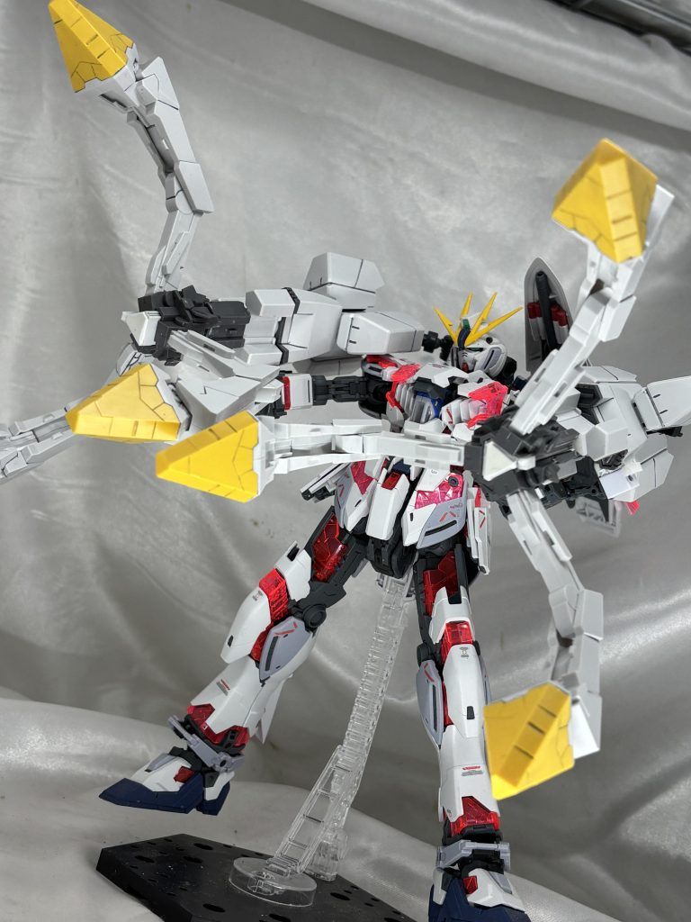 ゼオライマーみたいなポーズでサイコ武器を捕縛する構想も考えましたが、可動域的に明らかに無理そうでした。制作終わって撮影中に気づきましたが、これクロー根本の部分にハイメガ砲つけたらかっこよさそうですよね。