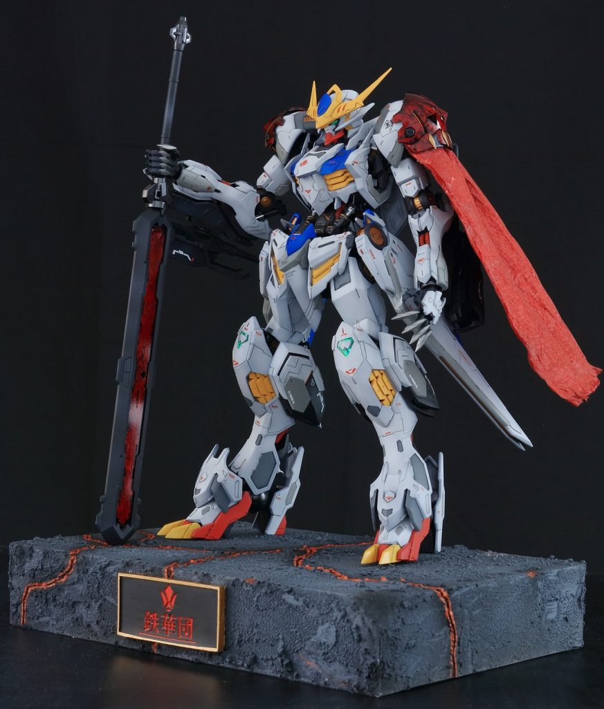 作品用に台座も自作しました