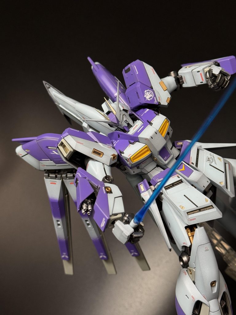 劇場版の方ですがアクシズを押し返すシーンで周りのジェガン達が加勢しに来た際のアムロの「やめてくれ、こんな事に付き合う必要はない！」「さがれ！来るんじゃない！」というセリフが好きです。だいぶ無茶な事をしてる自覚もあって死ぬ可能性もある状態でも諦めてない。アクシズ落下はまるで自分とシャアの責任だと言わんばかり。νガンダムへの強い信頼があるのも良いですね。