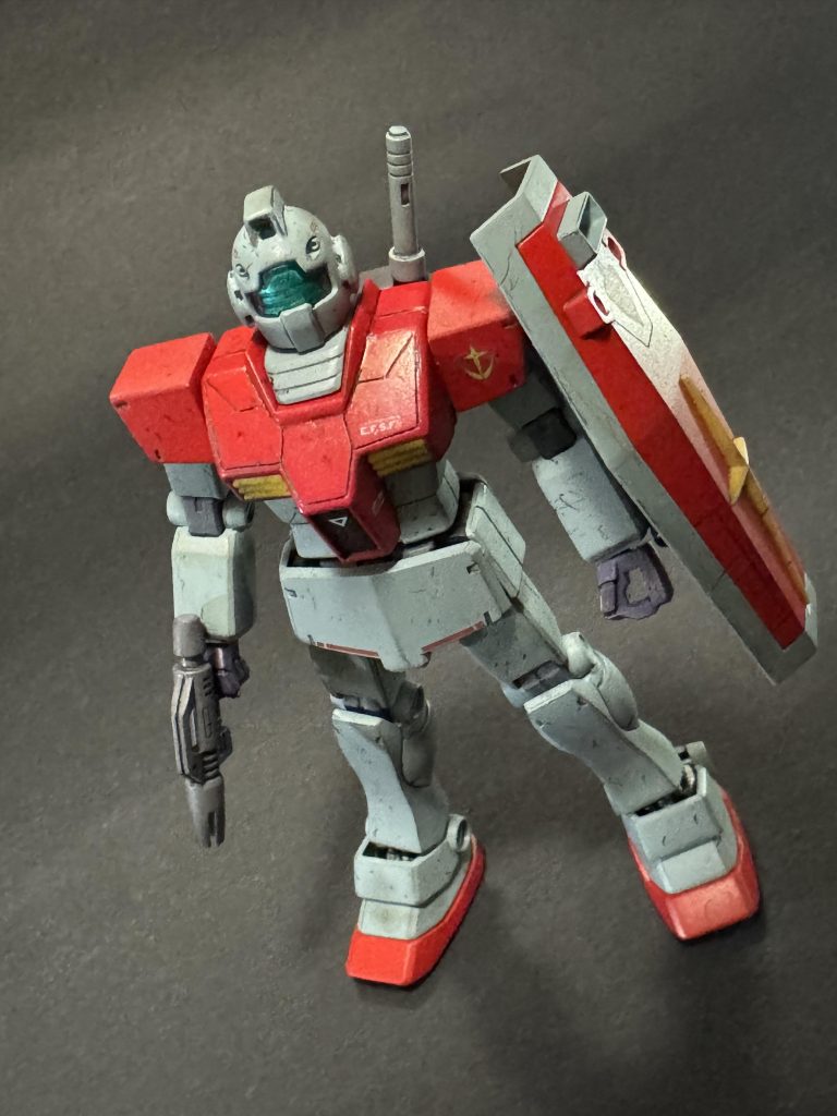 筋彫りの工具やデザインナイフなどで再生を試みるもダメでしたならばいっそのこと耳を削り落とし、パテとプラ板で作り直しました