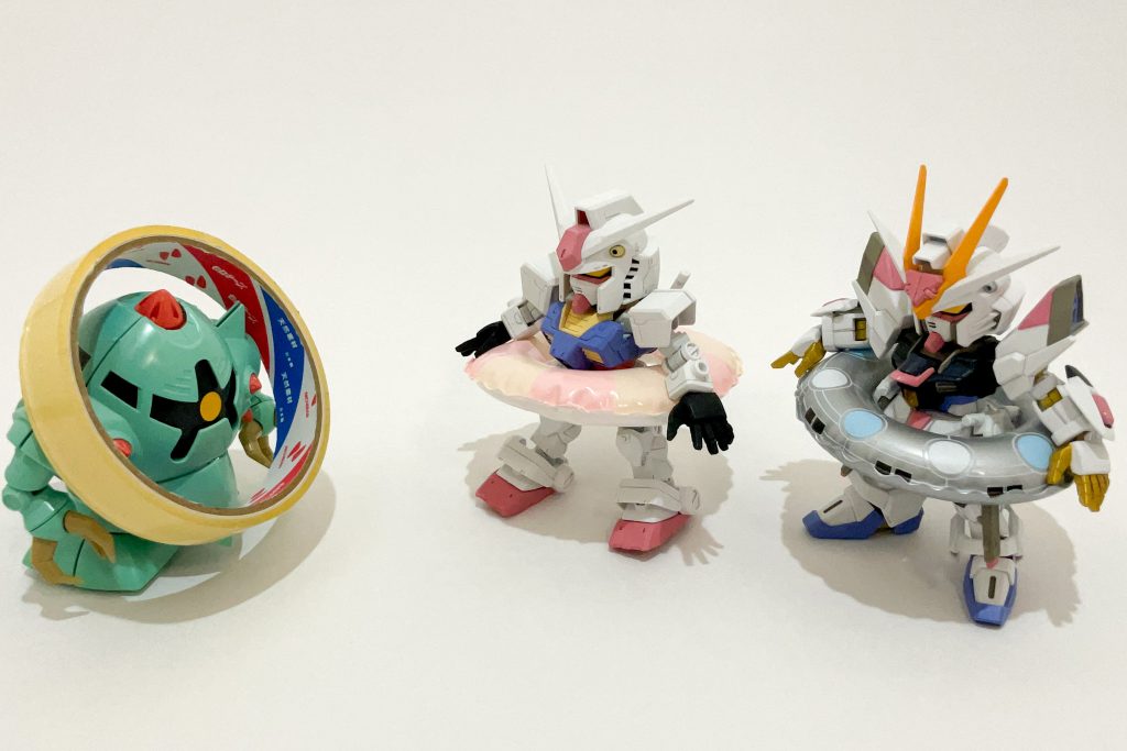 【７月・海開き】ゲスト：BB戦士 ゾック　BB戦士水泳部３体セットのうちアッガイとゴッグは投稿したので残りのゾックを出したいなぁと考えました。浮き輪はこれもセリアのぬい活グッズです。この画像にまつわるショートストーリーをリンク先のまお大佐殿からいただいたコメントへの返信に掲載しています。