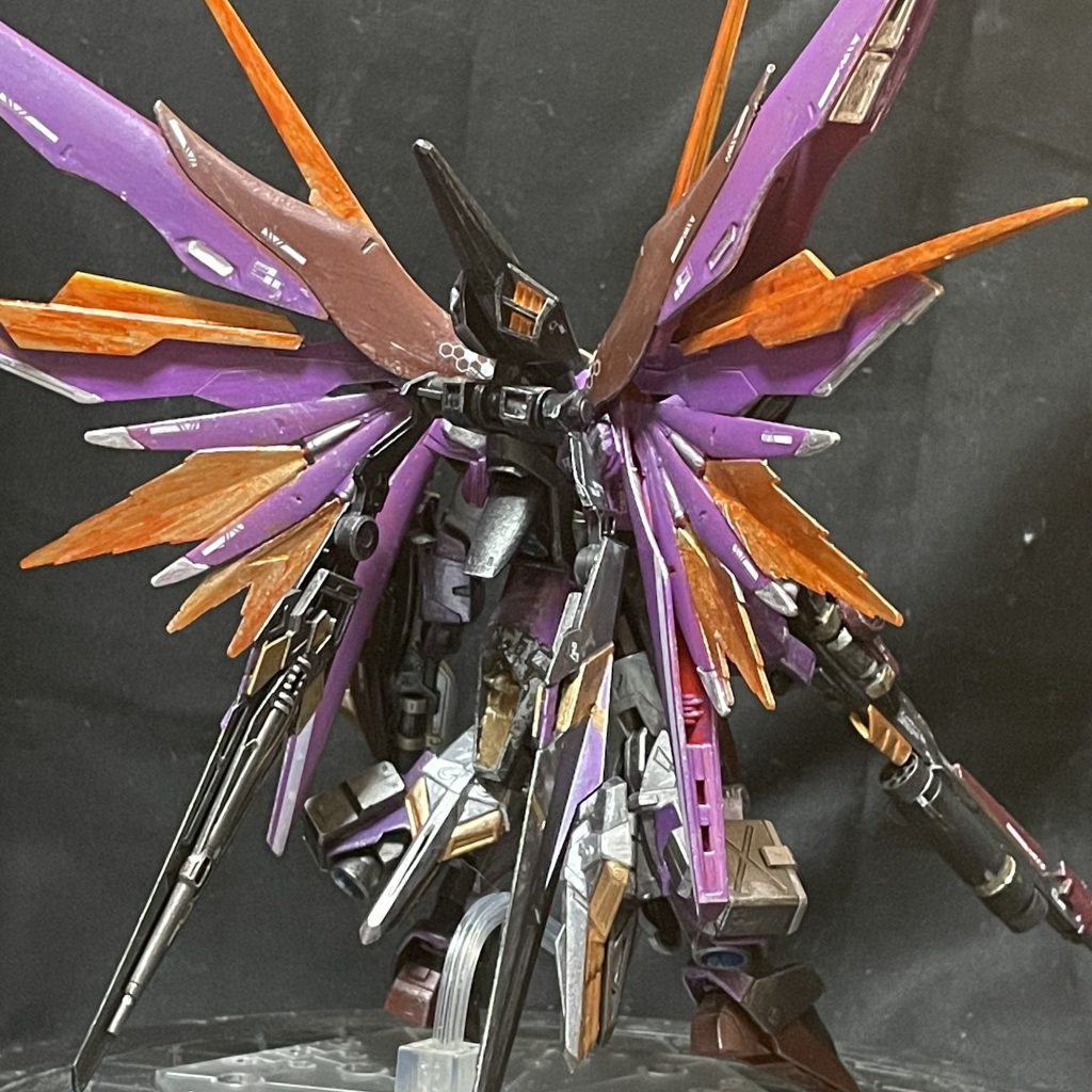 羽を追加したので後ろ姿はウイングガンダムとは別物になりました。