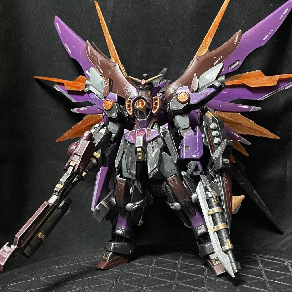 塗装後の『フォールンウイングガンダム』です。カラーリングを紫ベースにしてウェザリングしました。