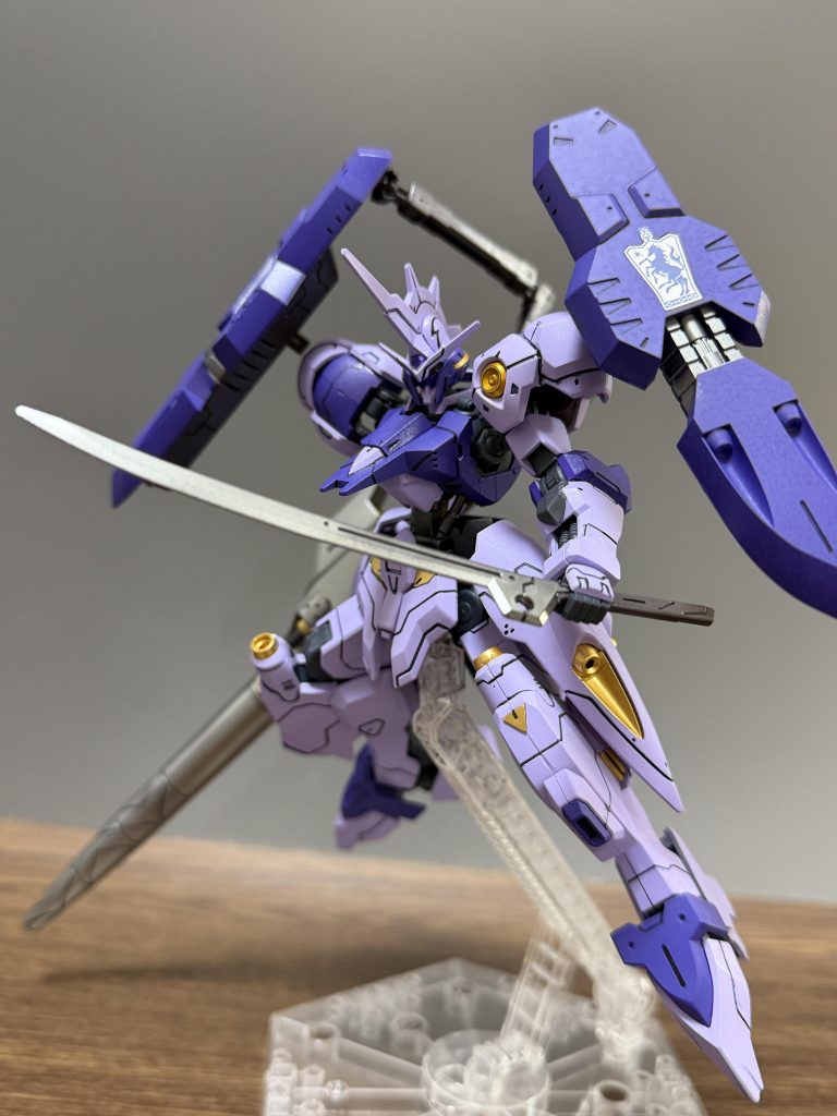 バルバトスに続いてこちらも日本刀のような刀でカッコイイアニメだとビームサーベルが映えますがプラモだとこっちのが好きです