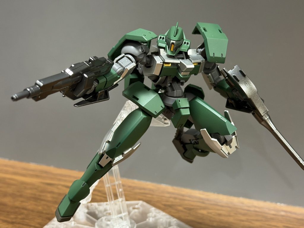 白はジュラルミンで銀に元が地味な機体ですがちょっとはカッコよくなったかな