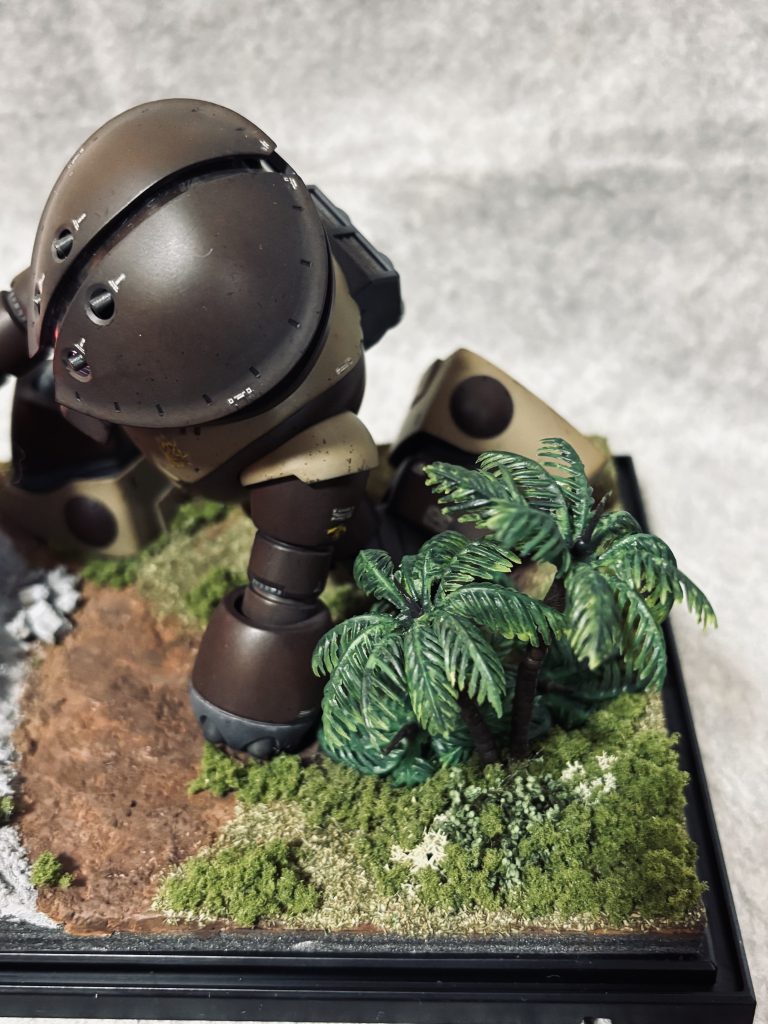 アニメだと単なる岩場なのですが、それだとつまらないので、足元までは草木🌴としました❣️セリアの🌴使ってます😁