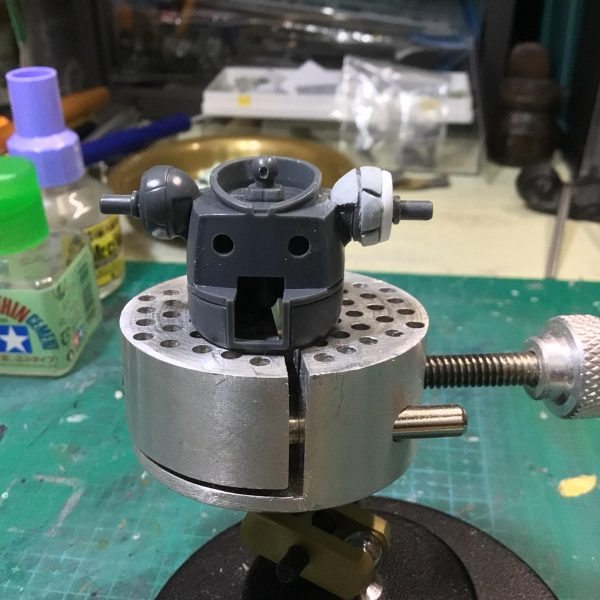 胴体は横と背面にディティール追加。肩のボリュームUPをしました。上腕は横から見た時に厚みがあるように、写真では接続軸が残っていますが最終的には軸を取り払って軸受けの穴を空けました。（4枚目）