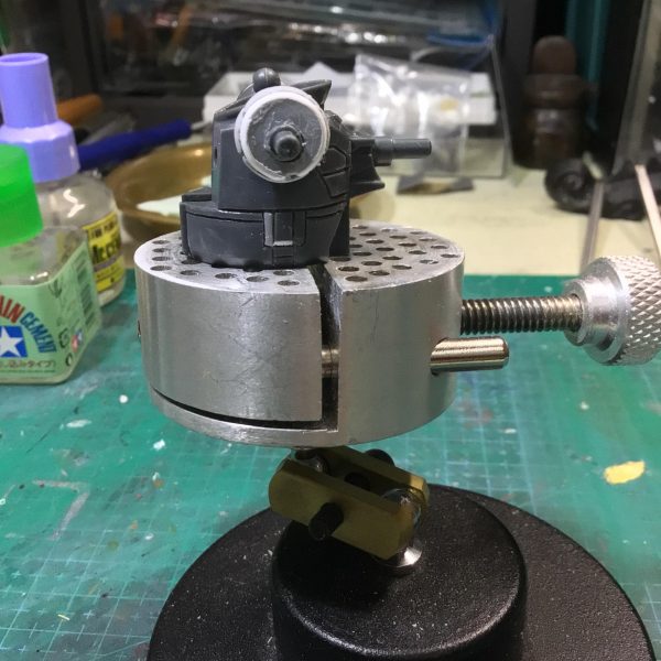 胴体は横と背面にディティール追加。肩のボリュームUPをしました。上腕は横から見た時に厚みがあるように、写真では接続軸が残っていますが最終的には軸を取り払って軸受けの穴を空けました。（2枚目）