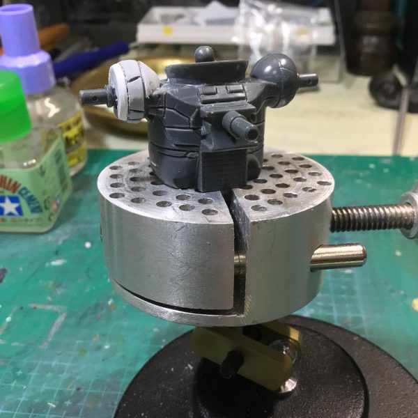 胴体は横と背面にディティール追加。肩のボリュームUPをしました。上腕は横から見た時に厚みがあるように、写真では接続軸が残っていますが最終的には軸を取り払って軸受けの穴を空けました。（3枚目）