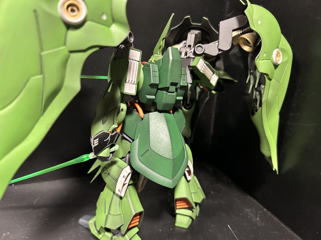 シンプルにでかい! バインダーがでかい! 制作中に4つ並べてたら「形も色もイモムシに見えてキショい」って妻と子どもに言われました。確かに、、、