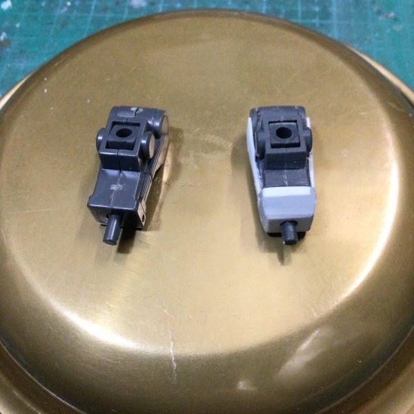 胴体は横と背面にディティール追加。肩のボリュームUPをしました。上腕は横から見た時に厚みがあるように、写真では接続軸が残っていますが最終的には軸を取り払って軸受けの穴を空けました。（5枚目）