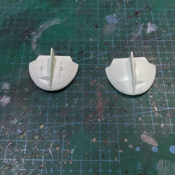 肩アーマーは旧キットならではののっぺりかつあっさりした作りだったのでディティールの追加と裏面の隙間を埋めて厚みをだしました。（5枚目）