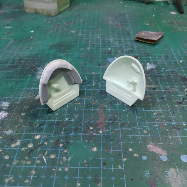 肩アーマーは旧キットならではののっぺりかつあっさりした作りだったのでディティールの追加と裏面の隙間を埋めて厚みをだしました。（2枚目）