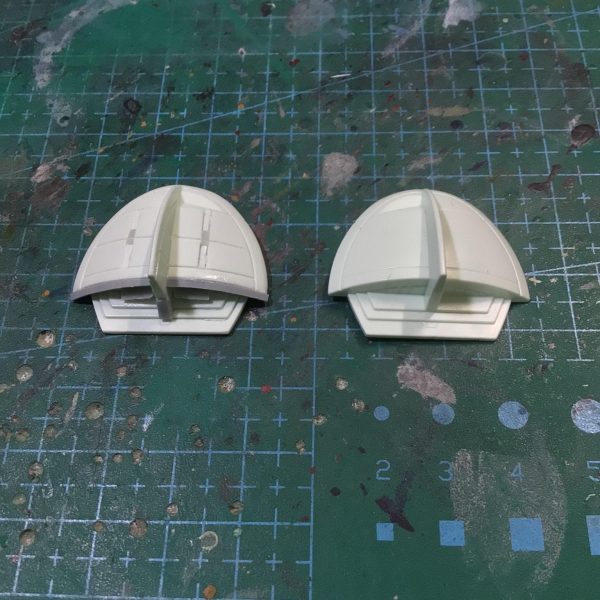 肩アーマーは旧キットならではののっぺりかつあっさりした作りだったのでディティールの追加と裏面の隙間を埋めて厚みをだしました。（3枚目）