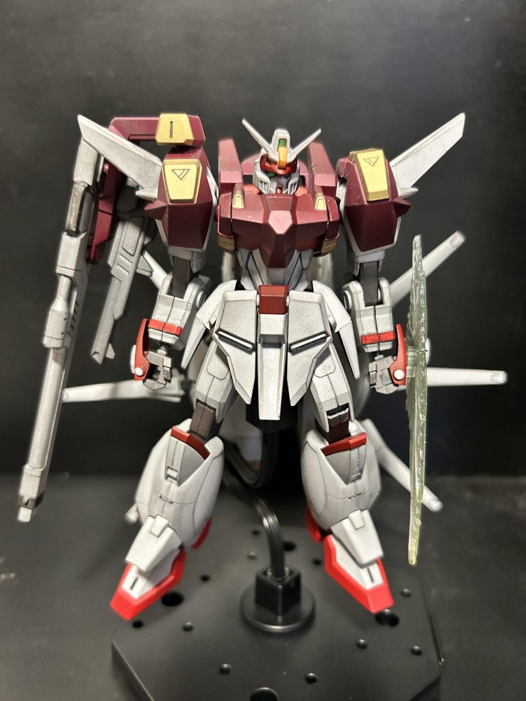 ダンボールで10体くらい捨てられてたやつをもらって足らんもん同士を切った貼ったで作ったやつです。ブルデュエルの2号機的なやつで宇宙戦に出たらボコスカにやられて、どうにか改修しようとしたらレジェンドの余剰パーツ見つけたから宇宙でも戦える様に改修しようって事でできたやつって妄想