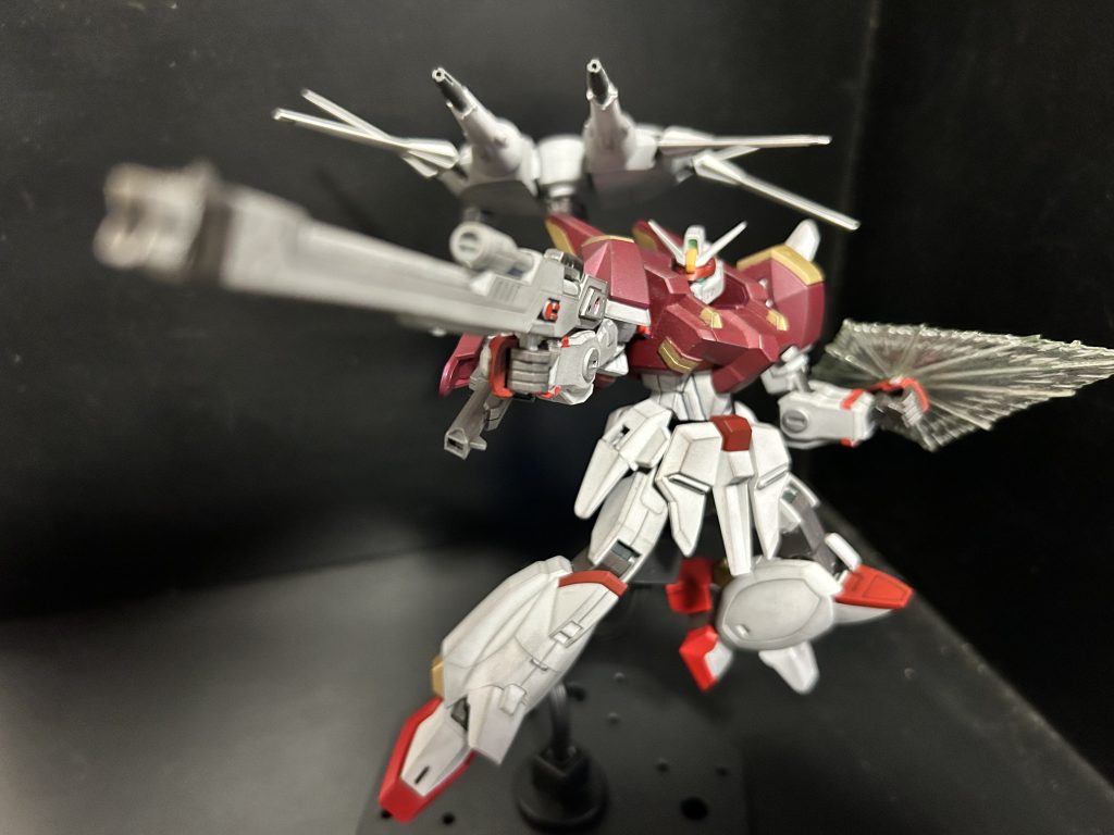 バックパックはフレキシブルに動きます。　スラスターの増設にもなって高機動になってます。