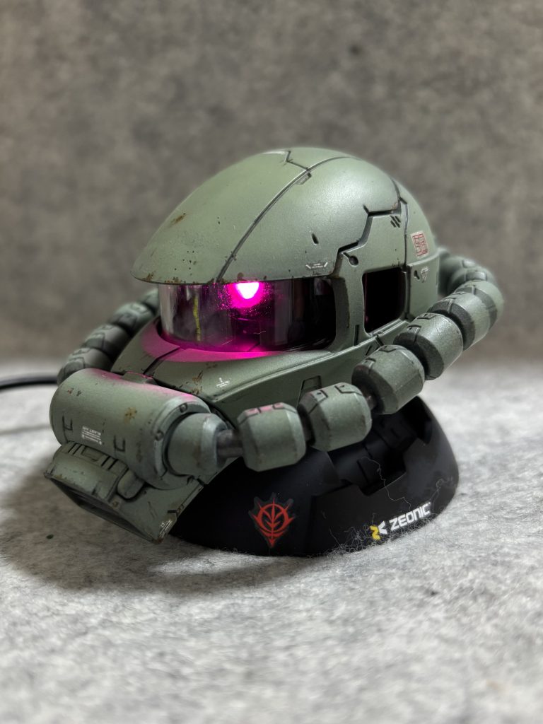 年末〜年始の隙間時間で、デザートカラーザクを量産型に塗り替えついでに、USB電源仕様でモノアイ発光✨