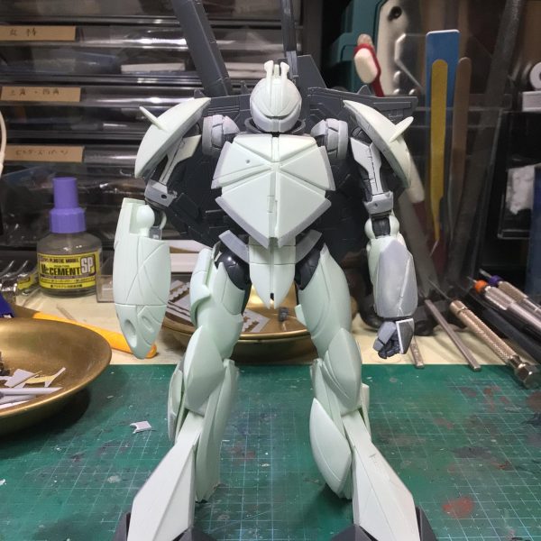 ウェポンラックは中の空洞が大きかったので、ジャンクのゴチャゴチャメカディティールパーツを仕込みました。外からも見えるように外装を切り抜きして、透明プラ板に差し替えました。ほとんど見えなくなってしまいますがウェポンラックの裏面もスジボリ彫り直しとプラ板で凹凸とパネルラインを増やしました。手を入れた裏面がほとんど見えなくなるのは寂しいので、仕上がった状態を載せちゃいました(*´-`)最後は工作終了の状態です。（5枚目）