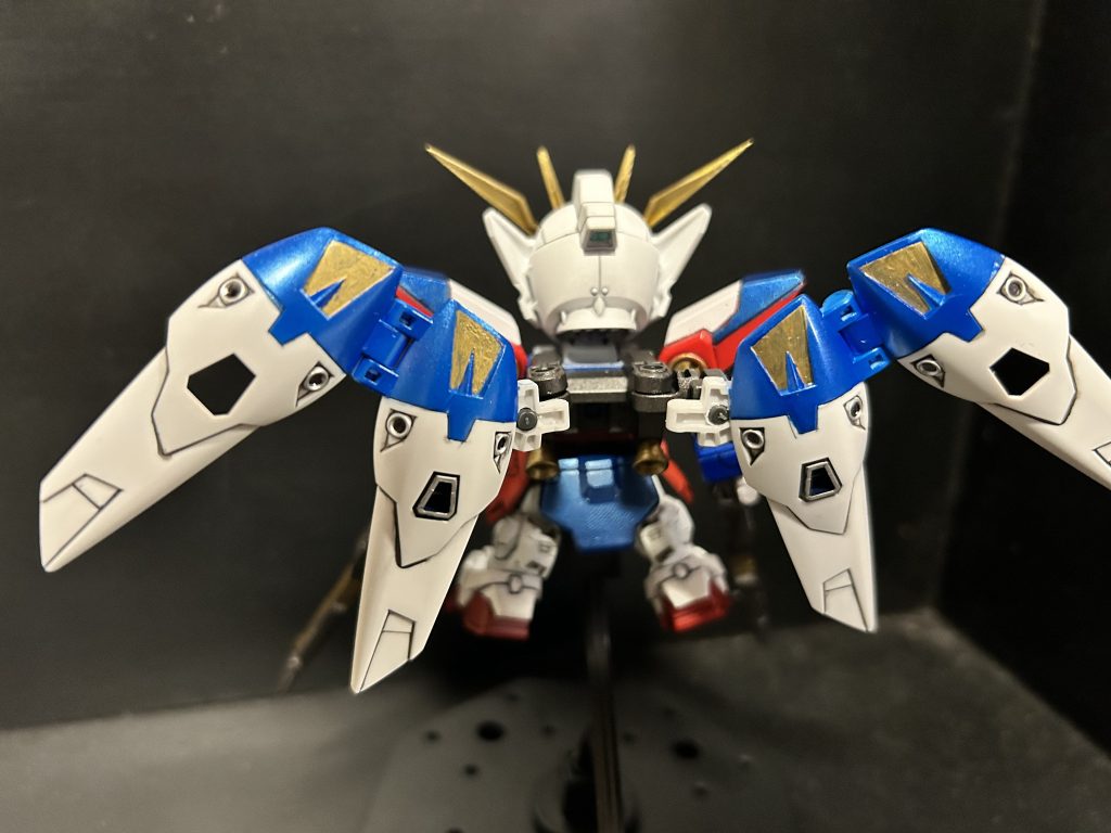 足の後ろの肉抜きをパテで埋めて、SDのGP01の余った腰パーツの一部をくっつけてそれっぽくしました。　バックパックは羽の可動域を良くする為になんかわからんパーツと、その辺に落ちてたバーニアを付けてそれっぽく。