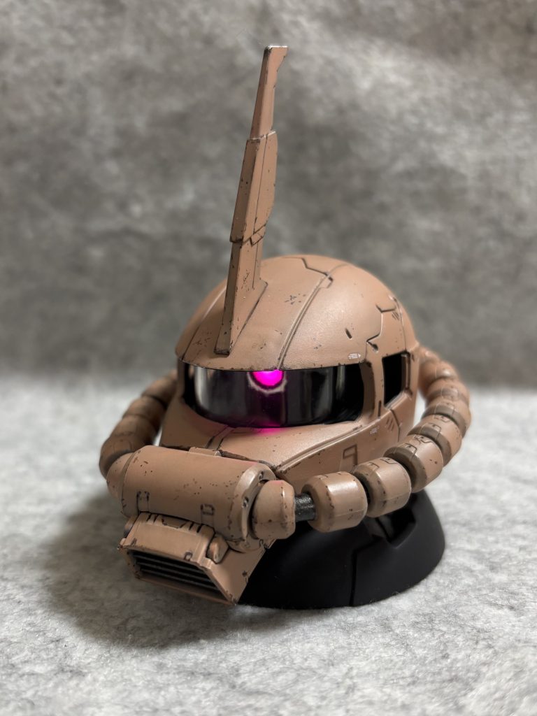 シャアザクは元はシンマツナガザクでしたが、白色が黄ばんで来たので、2年前くはいに塗り直しついでにボタン電池でモノアイ発光させておりました✨