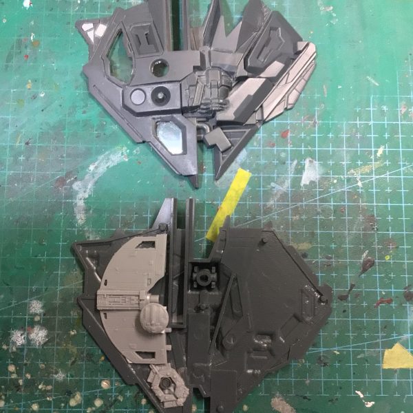 ウェポンラックは中の空洞が大きかったので、ジャンクのゴチャゴチャメカディティールパーツを仕込みました。外からも見えるように外装を切り抜きして、透明プラ板に差し替えました。ほとんど見えなくなってしまいますがウェポンラックの裏面もスジボリ彫り直しとプラ板で凹凸とパネルラインを増やしました。手を入れた裏面がほとんど見えなくなるのは寂しいので、仕上がった状態を載せちゃいました(*´-`)最後は工作終了の状態です。（2枚目）