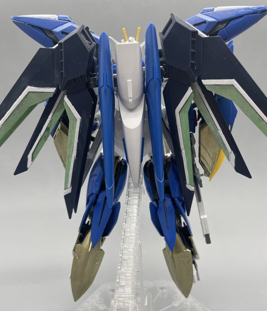 ライジングフリーダムのカラーに寄せるため全体的にブルーで塗装しつつ、一部ゴールドで塗装しています。ウイングはシールは使用せず、ガンダムマーカーホログリーンとホワイトで塗装しています。すべて筆で塗装しているので筆ムラが出てます・・・