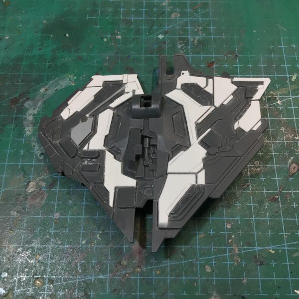 ウェポンラックは中の空洞が大きかったので、ジャンクのゴチャゴチャメカディティールパーツを仕込みました。外からも見えるように外装を切り抜きして、透明プラ板に差し替えました。ほとんど見えなくなってしまいますがウェポンラックの裏面もスジボリ彫り直しとプラ板で凹凸とパネルラインを増やしました。手を入れた裏面がほとんど見えなくなるのは寂しいので、仕上がった状態を載せちゃいました(*´-`)最後は工作終了の状態です。（3枚目）