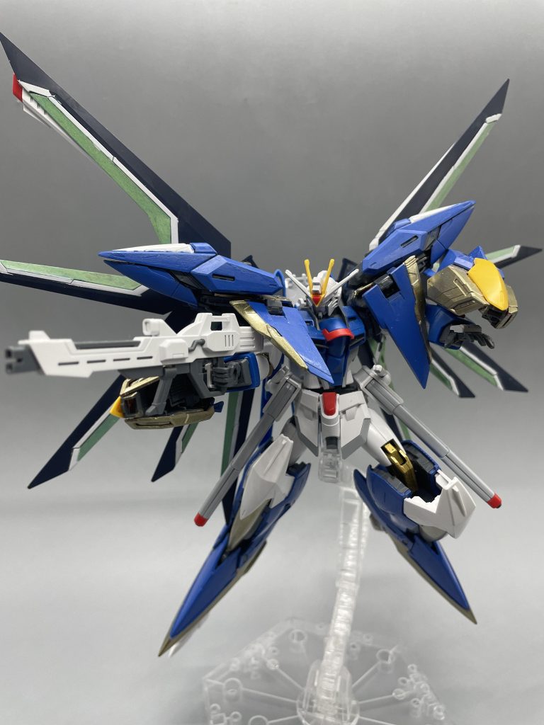 ウイングを展開した状態。肩の前面パーツは可動するので自然なポージングも出来ます。