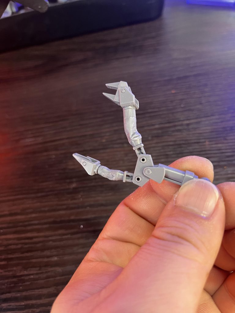 アニメではアームの根元が折れるのですが、今回は先の2本をへしゃげた感じにしました😁シローの『持つかっ!!』が聞こえてくるでしょ?ww