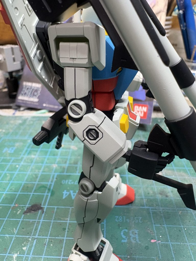 右腕のみシールドマウントの穴を別パーツによるディテール化