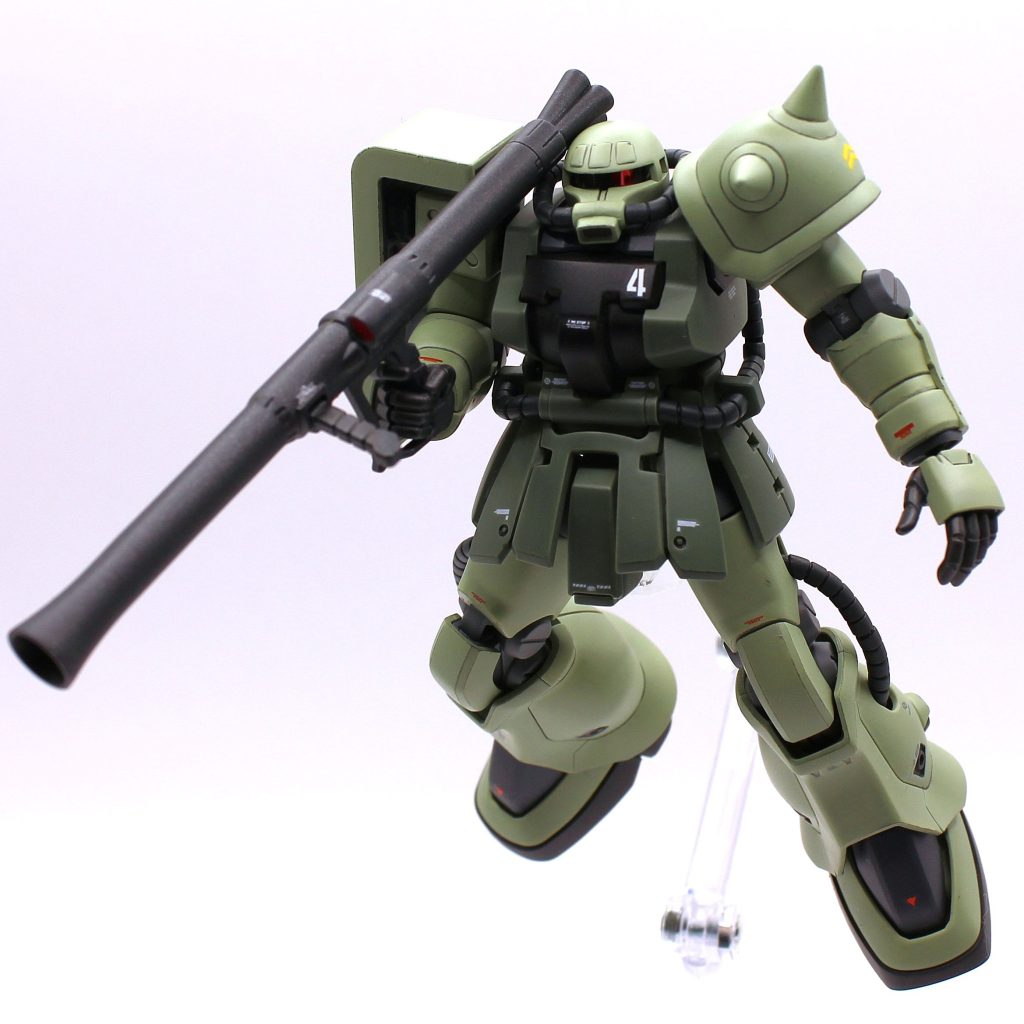 武装は欠品でしたので、家に在庫してあったF2ザクキット付属のMMP-78と、旧HGUCザクⅡ付属のバズーカを用意。ハンドパーツもキット純正品の在庫があったので補填しました。