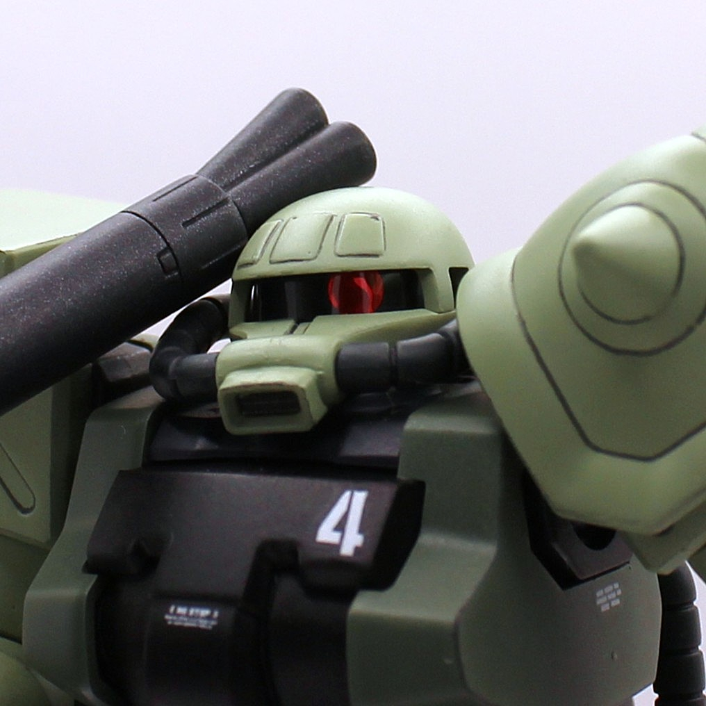 モノアイはキットのレール部品にメタリックシールを貼り付けました。ガンプラのランナー袋(パリパリの方)を短冊状に切ってレール部品に巻き付けてモノアイカバーとしています。ランナー袋モノアイカバーは工作時間5分、費用ゼロでお手軽に質感アップできる定番加工ですね。