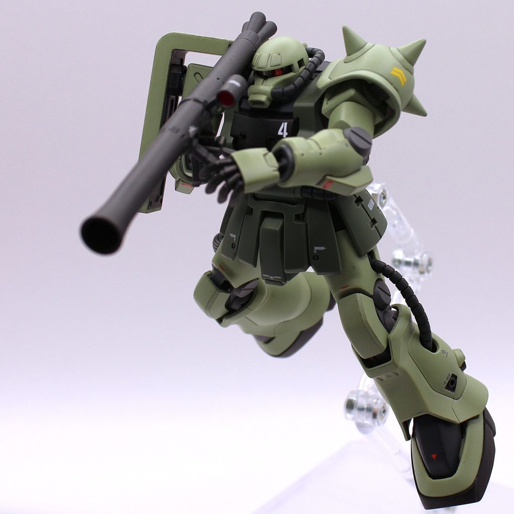 手首が角度付き、肩関節付け根がスイング可能なので、ザクの定番装備のザクマシンガンやザクバズーカの両手持ちがさせやすいのもこのキットの美点ですね。腰は折角のボールジョイントが動力パイプのせいでかなり制限されますが、一応動きます。腰が少しでも動くだけで、ポーズの躍動感が変わってきますよね。