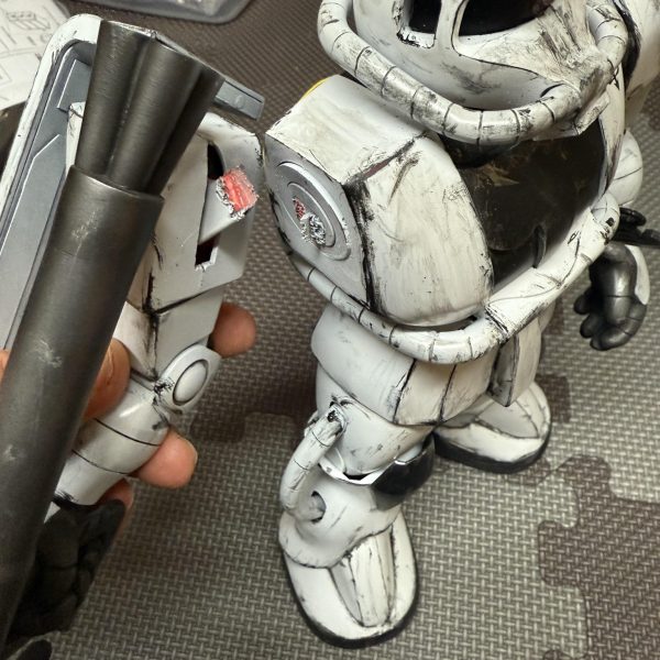 とりあえず、、光らせてみました。。真ん中にLED仕込んで終わりにしようかと思ったのですが、、やっぱり表情変えたくて、、WAVEだったか、コトブキヤだったかのポリキャップを顔に仕込みLEDのせてUVレジンで固めてって、ドムならこんな感じでオッケーだったのですが、、ギャンさん顔が子顔だから、、顔の中が干渉して動かせない。。再度筒無しで作りました。。色、、青色もいいかなぁ〜って思ったのですが、写真写りがあまり良くないんですよね。。。&nbsp;以前、改修したホワイトオーガーようやく依頼者の元に送る事になったのですが、、梱包の時に「ボキッ！！」古傷が、、、やはり、アルミ削り出しのバズーカが重いのもあって、、また付け根から、、、只今、修理＋補強中。。。（6枚目）