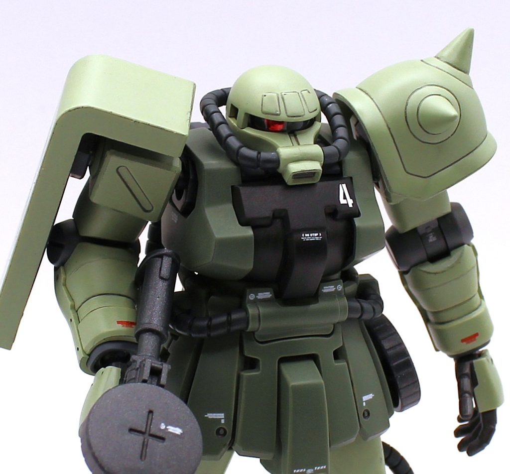 成形色は連邦カラーでしたが、色々悩んで結局ジオンノーマルカラーに塗り替えました。数年振りに本キットを制作しましたが、やはりとても出来が良いですね。特にプロポーションや細部はいじらず、合せ目消し等基本工作を丁寧に行いストレートに組みました。